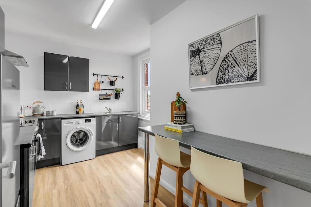 1-Bed Seaside Apartment With Parking Cromer Exterior photo