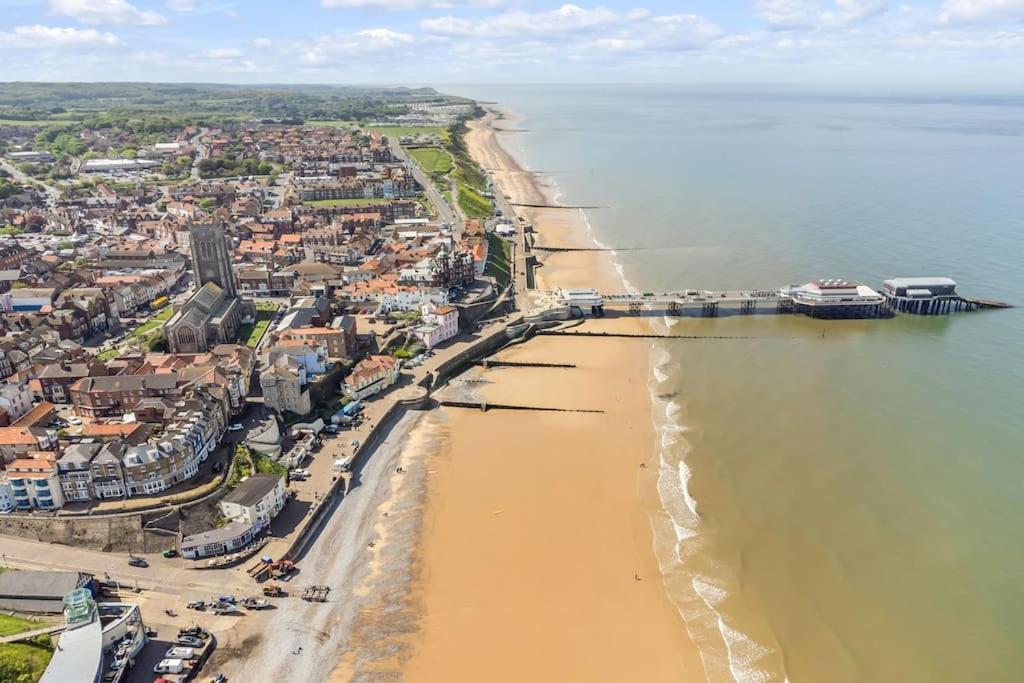 1-Bed Seaside Apartment With Parking Cromer Exterior photo