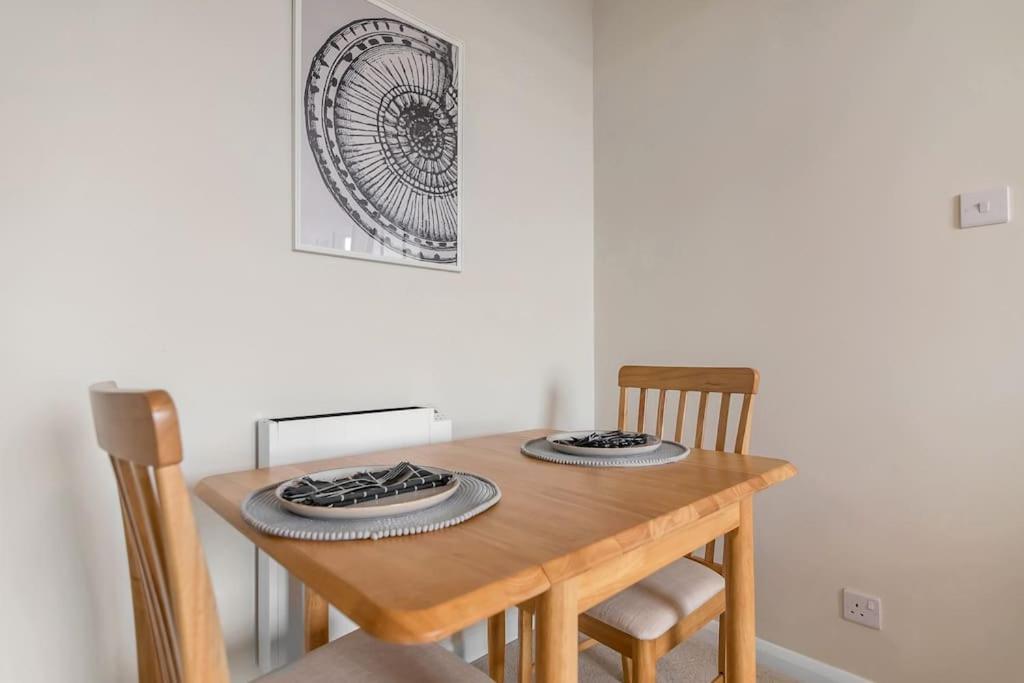 1-Bed Seaside Apartment With Parking Cromer Exterior photo
