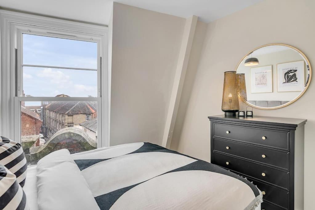 1-Bed Seaside Apartment With Parking Cromer Exterior photo