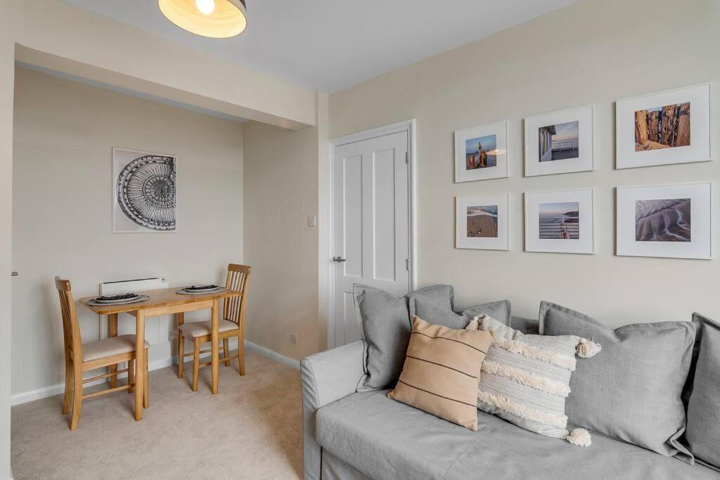 1-Bed Seaside Apartment With Parking Cromer Exterior photo